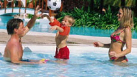 Фамилният басейн - спасяващо от летни жеги удоволствие
 pic
